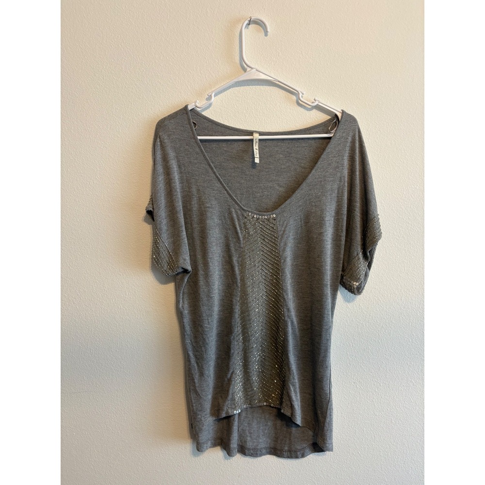 Willow & Clay Gray Beaded Sequin V-Neck High-Low Top Womens XS Short Sleeve